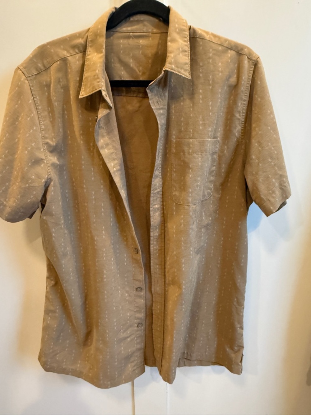 Vuori Short-Sleeve Button-Down Shirt in Tan